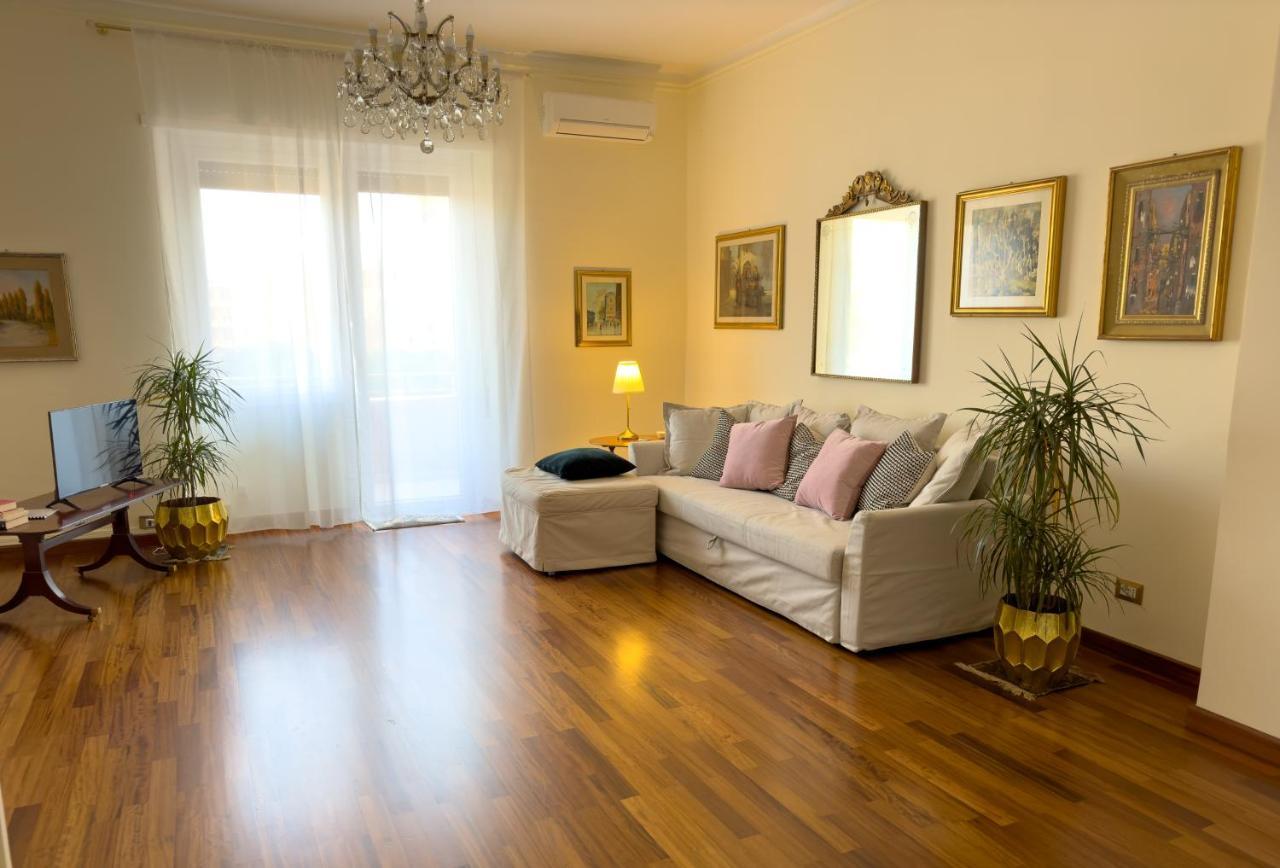 Elegant Apartment In City Center 卡利亚里 外观 照片